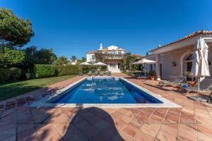 una piscina en el patio trasero de una casa en Villa Breena - Quinta do Mar, en Almancil