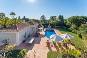 Una vista aérea de una villa con piscina. en Villa Breena - Quinta do Mar, en Almancil