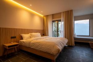una camera da letto con un letto grande e una finestra di Nana Mountain Resort a Astam