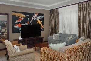 TV a/nebo společenská místnost v ubytování Eden Island by Olala Homes