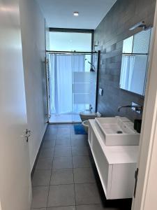 アッサーゴにあるLoft with winter gardenの洗面台とトイレを備えた白いバスルーム