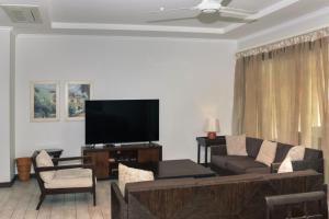 TV a/nebo společenská místnost v ubytování Eden Island by Olala Homes