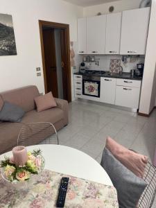een woonkamer met een bank en een tafel bij Appartamento Eleonora in Sirmione