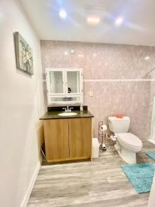 ローズミードにある1BR Pink Cozy House near DTLAのバスルーム(白いトイレ、洗面台、トイレ付)