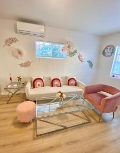 ローズミードにある1BR Pink Cozy House near DTLAのソファと椅子のあるリビングルーム