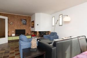 ein Wohnzimmer mit einem Sofa und blauen Stühlen in der Unterkunft Maison Guidel plage - Vue mer in Guidel