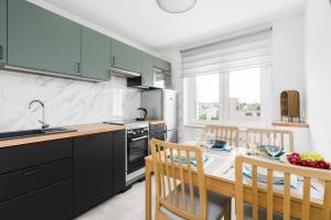 Kuchyňa alebo kuchynka v ubytovaní Apartment Poznań Dąbrowskiego by Noclegi Renters