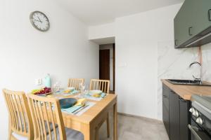 Kuchyňa alebo kuchynka v ubytovaní Apartment Poznań Dąbrowskiego by Noclegi Renters