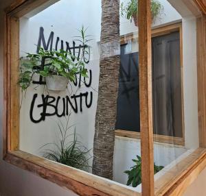 ブウェワウにあるUbuntu Art Villageのギャラリーの写真