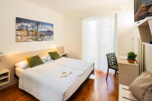 Postel nebo postele na pokoji v ubytování Hotel Rondinella Locarno