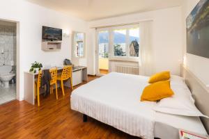 Hotel Rondinella Locarno客房内的一张或多张床位