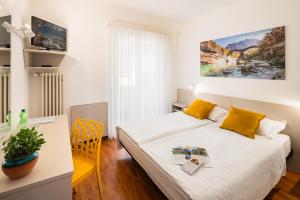 Hotel Rondinella Locarno客房内的一张或多张床位
