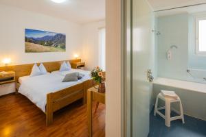 Hotel Rondinella Locarno客房内的一张或多张床位