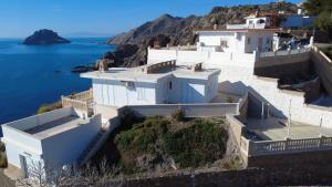 a white house on the side of a hill with the ocean at Casa Mar in Águilas