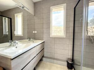 un baño con lavabo y ducha en Villa Escale Marine, Vue Mer, 3 chambres - 2 lits double et 2 lits simples, en La Ciotat 24 fotos más