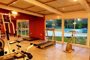 a gym with several exercise equipment in a room at Robles de Besares in Chacras de Coria