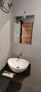 Hotel Yogesh Nisarga, Chhatrapati Sambhajinagar的一间浴室