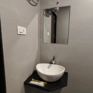 Hotel Yogesh Nisarga, Chhatrapati Sambhajinagar的一间浴室