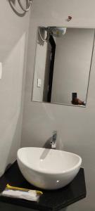 Hotel Yogesh Nisarga, Chhatrapati Sambhajinagar的一间浴室