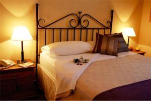 a hotel room with a bed with flowers on it at Robles de Besares in Chacras de Coria