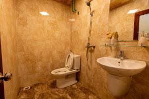 un baño con inodoro y lavabo en Sapa Garden Retreat, en Sa Pa 54 fotos más