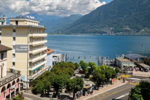 洛迦诺Hotel Rondinella Locarno的享有一排大水的城市美景