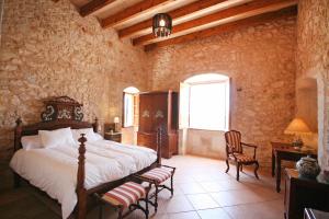 Postel nebo postele na pokoji v ubytování Son Mas Vell + 18 fotografií