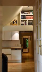 フーフェルラントにあるAppartement met terras 2 - 8 gasten Heuvelland Rodebergの白いキャビネット付きのキッチン、ロフト +35枚の写真