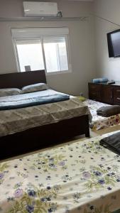 Un dormitorio con dos camas y una ventana en Casa Familiar, en São Gabriel