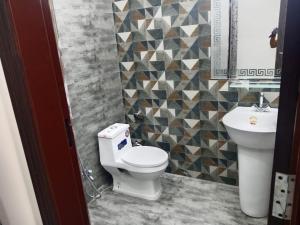 Hotel Day IN Shoukat khanam的一间浴室