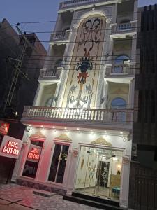 拉合尔Hotel Day IN Shoukat khanam的侧面有标志的建筑物