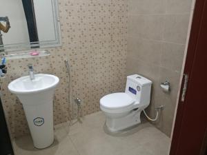 Hotel Day IN Shoukat khanam的一间浴室