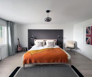 En eller flere senge i et værelse på Carmel Cottage by Keepers Cottages