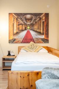 1 cama en una habitación con un cuadro en la pared en Family Apartment Deluxe Mutters, en Innsbruck