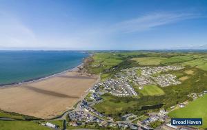 una vista aérea de la playa y el océano en Ploughmans Cottage, en Haverfordwest