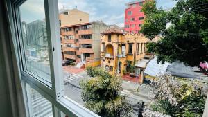 Una vista de una calle de la ciudad desde una ventana. en 304 studio apartment in El Peñon, en Cali