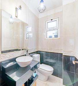 Un baño con inodoro, lavabo y ventana. en Casa da Abegoaria, en Caniço 25 fotos más