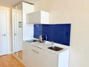 Η κουζίνα ή μικρή κουζίνα στο ORBI CITY ApartHotel