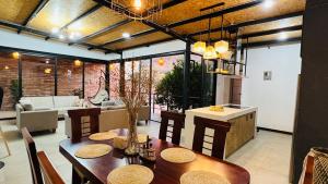 a kitchen and living room with a table and chairs at Casa-Refugio Del Sol in Vilcabamba