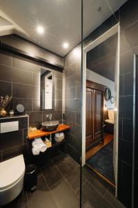 Ein Badezimmer in der Unterkunft 1637: Historic Canal View Suites