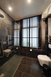Ein Badezimmer in der Unterkunft 1637: Historic Canal View Suites