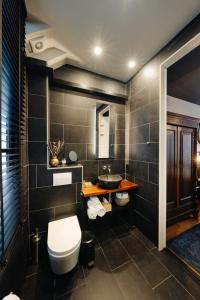 Ein Badezimmer in der Unterkunft 1637: Historic Canal View Suites