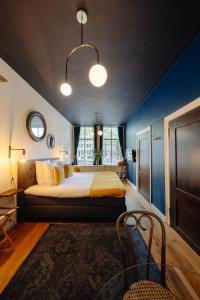 Ein Bett oder Betten in einem Zimmer der Unterkunft 1637: Historic Canal View Suites