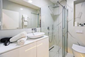 Bilik mandi di White Apartments +27 gambar