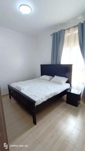 恩德培Scenic Serenity at Pearl Marina的有窗户的房间里有一张大床 更多23张照片