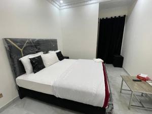 Hotel Day IN Shoukat khanam客房内的一张或多张床位