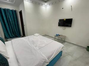 Hotel Day IN Shoukat khanam的电视和/或娱乐中心