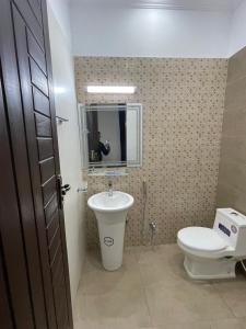 Hotel Day IN Shoukat khanam的一间浴室