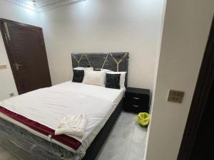 Hotel Day IN Shoukat khanam客房内的一张或多张床位