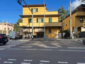 ボローニャにあるCasa Francia Alidosiの通り沿いにある黄色い建物